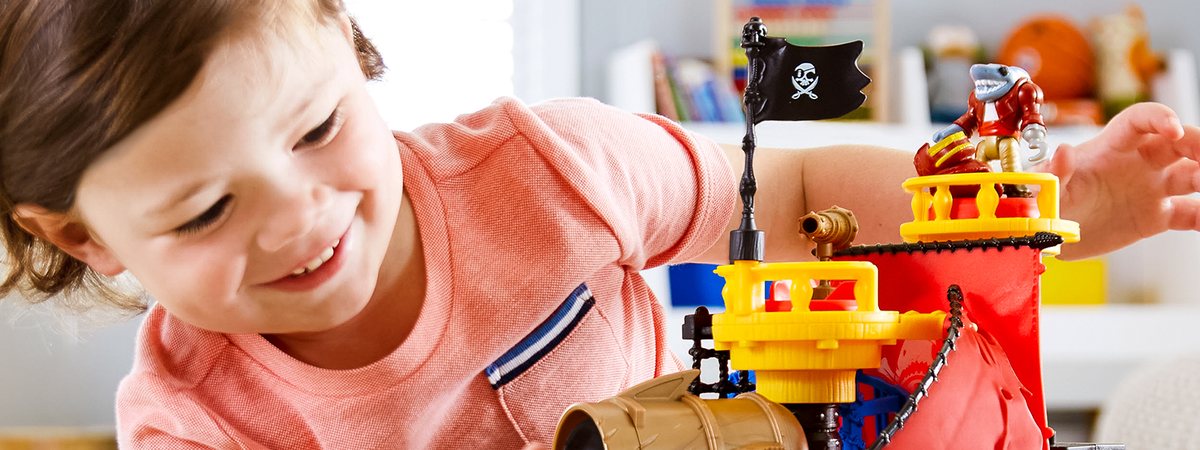 Child playing with the Imaginext pirate ship